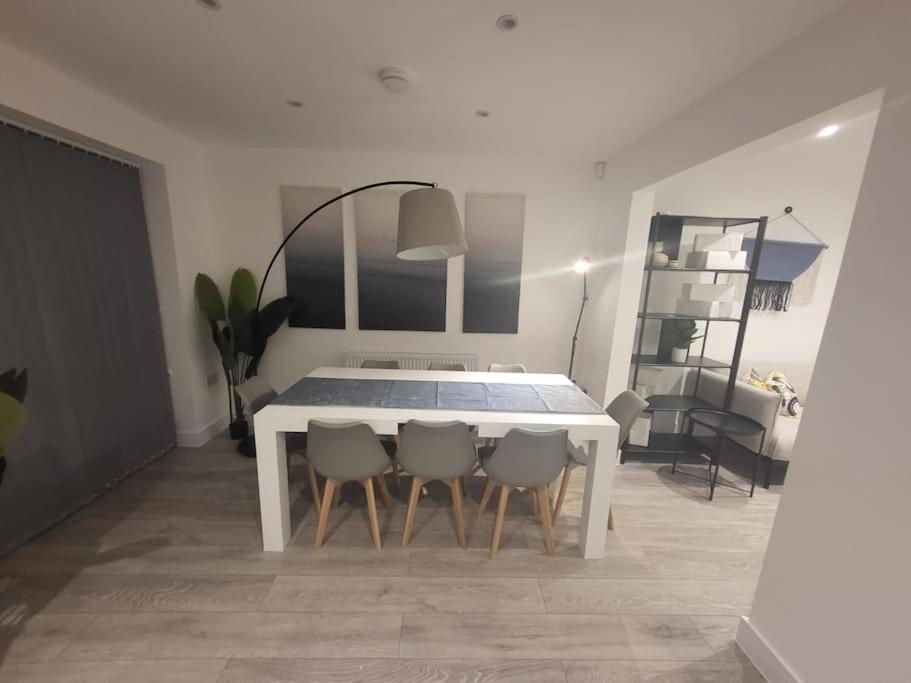 New 4 Bedrm House! Parking. 10Min To City / Etihad Manchester Exterior photo