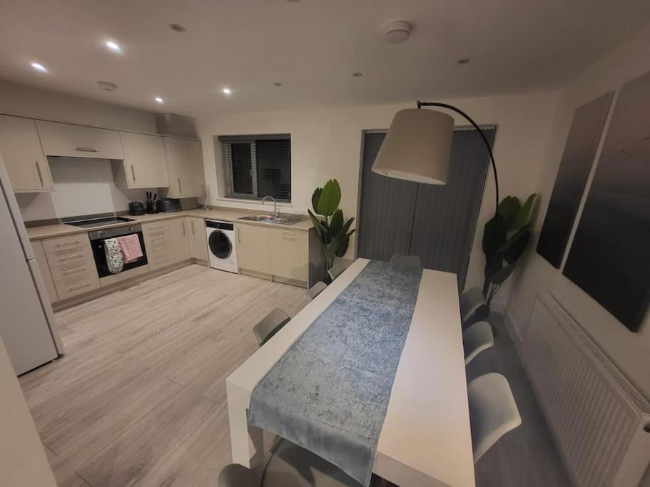 New 4 Bedrm House! Parking. 10Min To City / Etihad Manchester Exterior photo