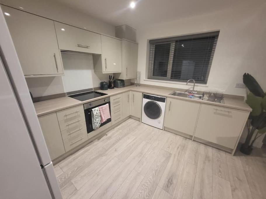 New 4 Bedrm House! Parking. 10Min To City / Etihad Manchester Exterior photo